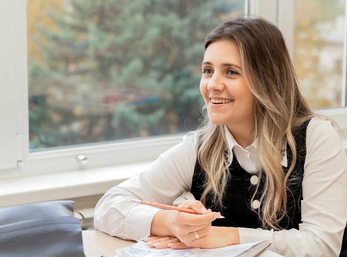 Student ALC Moldova cu manual de engleză în sala de clasă din Chișinău